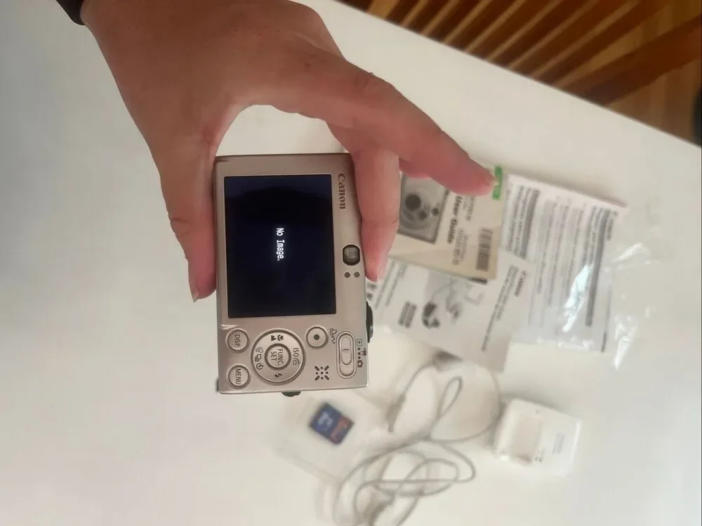 Canon PowerShot SD770 IS Digital Elph tested working with books memory cards bat